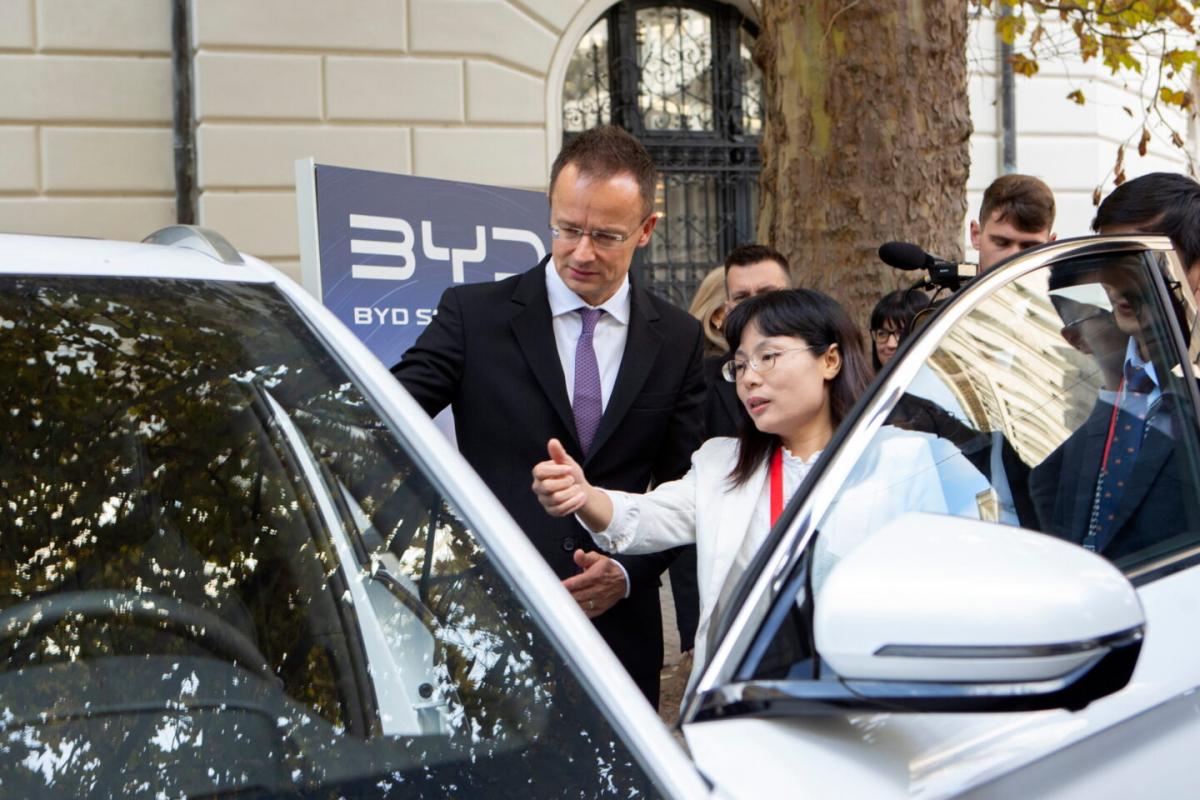 Szijjártó és a BYD
