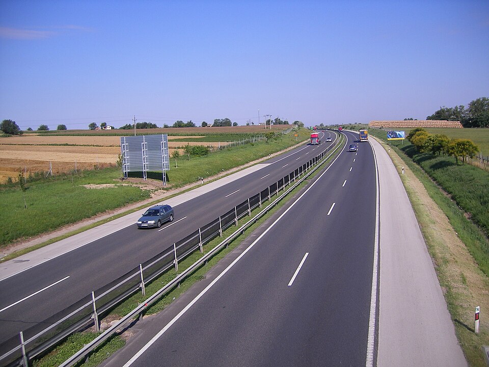 M1_motorway_from_Route_8142_overpass,_2008_Mocsa