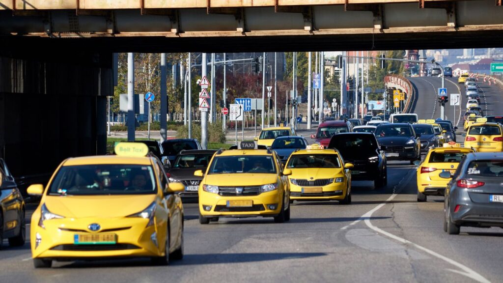 Budapesten a robotaxinak nemcsak a forgalommal, hanem egy részletesen szabályozott helyi taxirendszerrel is meg kellene birkóznia. Fotó: Magyar Nemzet