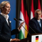 Alice Weidel, a háttérben Orbán Viktor