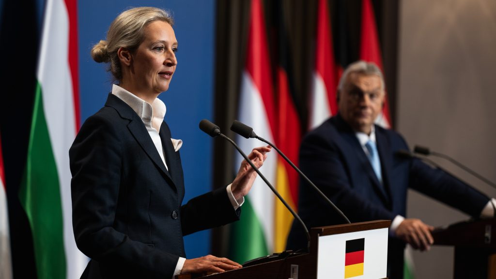 Alice Weidel, a háttérben Orbán Viktor