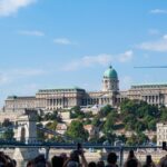 Kitilthatják az Airbnb-t a budai Várból: 2028-tól teljesen megszűnhet a rövid távú lakáskiadás Budai Vár a pesti oldalról