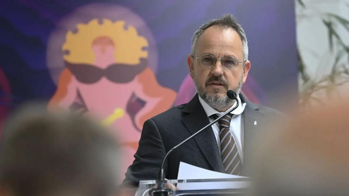 Bús Balázs nyilaktozik