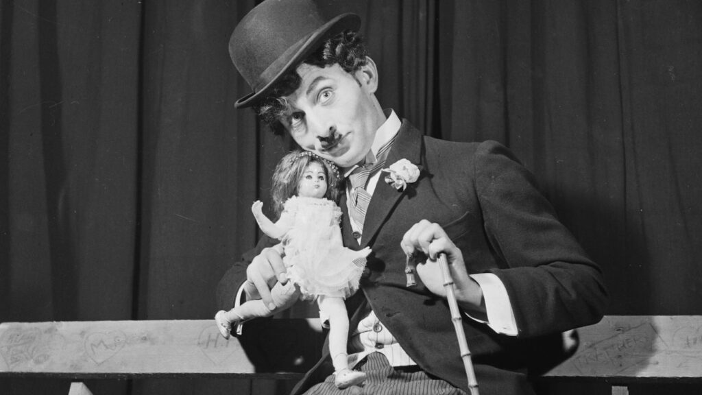 Charlie Chaplin a Fortepan képén játék babával