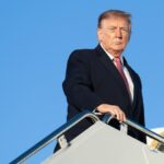 Trump szarfészeknek nevezte Norvégiát, mert ismét lemaradt a Nobel-békedíjról Donald Trump egy repülőgép lépcsőjén áll