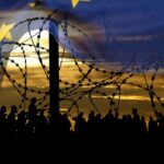 Kitoloncolási központtá alakítaná Brüsszel a Frontexet, de már most kifogyott a pénz az egyik visszaküldési programból Eu határ szögesdróttal és zászlóval