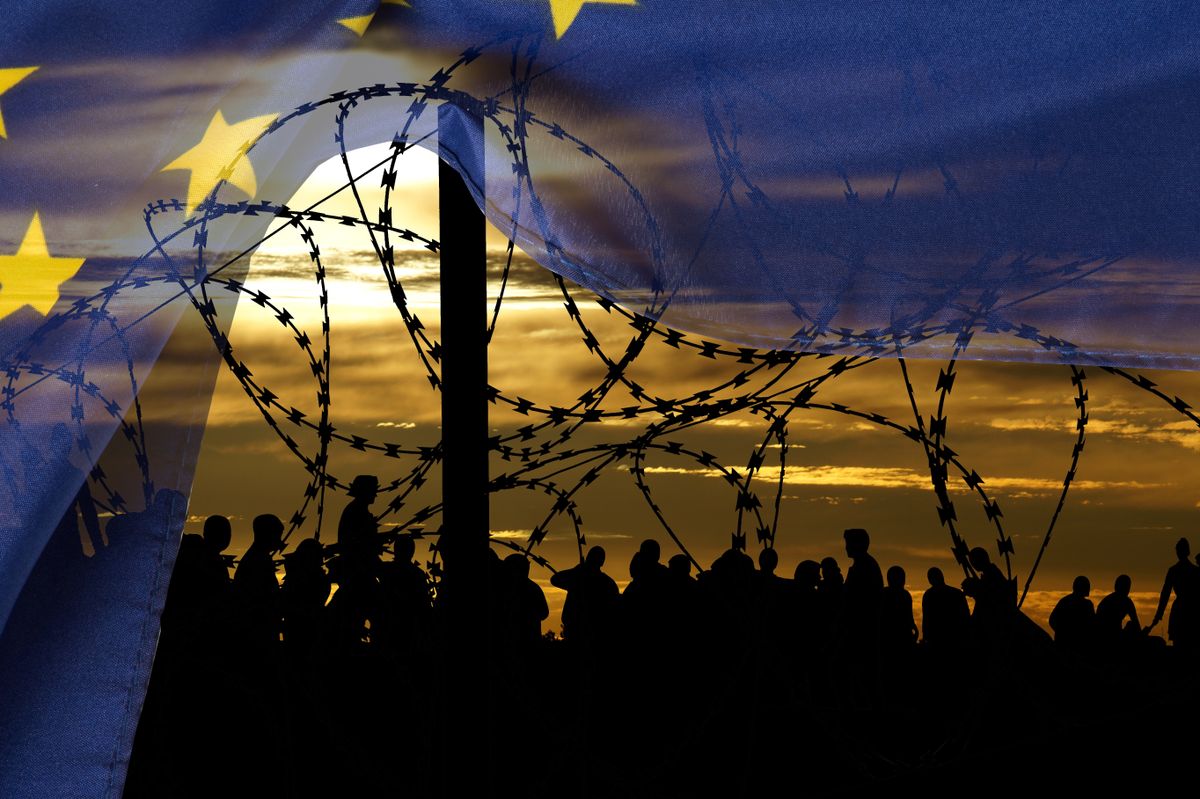 Eu határ szögesdróttal és zászlóval