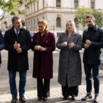 Gyertyagyújtással tisztelgett a Fidesz 1956 hősei előtt a Terror Házánál, amelyet a Tisza-kormány nemrég még bezárt volna Fidesz a Terror háza előtt