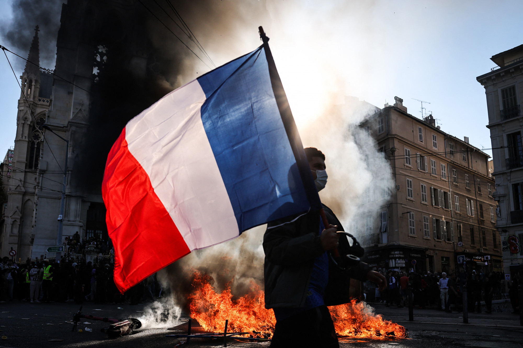 Összeomlott a közrend Franciaországban: a belügyminiszter lemondana, Macron nem engedi Francia tüntetés