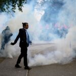 Könnygáz, tömeges előállítások, 70 ezer rendőr az utcákon: Franciaországban egyre feszültebb a helyzet Újabb tüntetések Franciaországban folytatódnak a zavargások