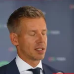 Magyar Péter csukott szemmel