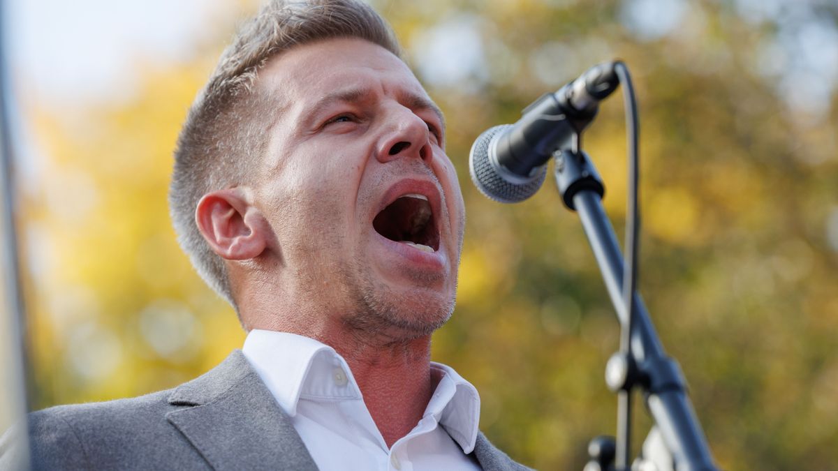 Magyar Péter hátravetett fejjel ordít