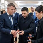 Magyar Péter ukrán gabonáról beszélt Zelenszkijnek, saját minisztériuma azonban nem készül változtatásra Magyar Péter és Volodimir Zelenszkij a stábjukkal