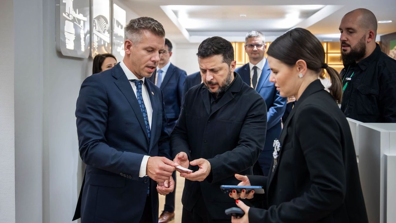 Magyar Péter és Volodimir Zelenszkij a stábjukkal