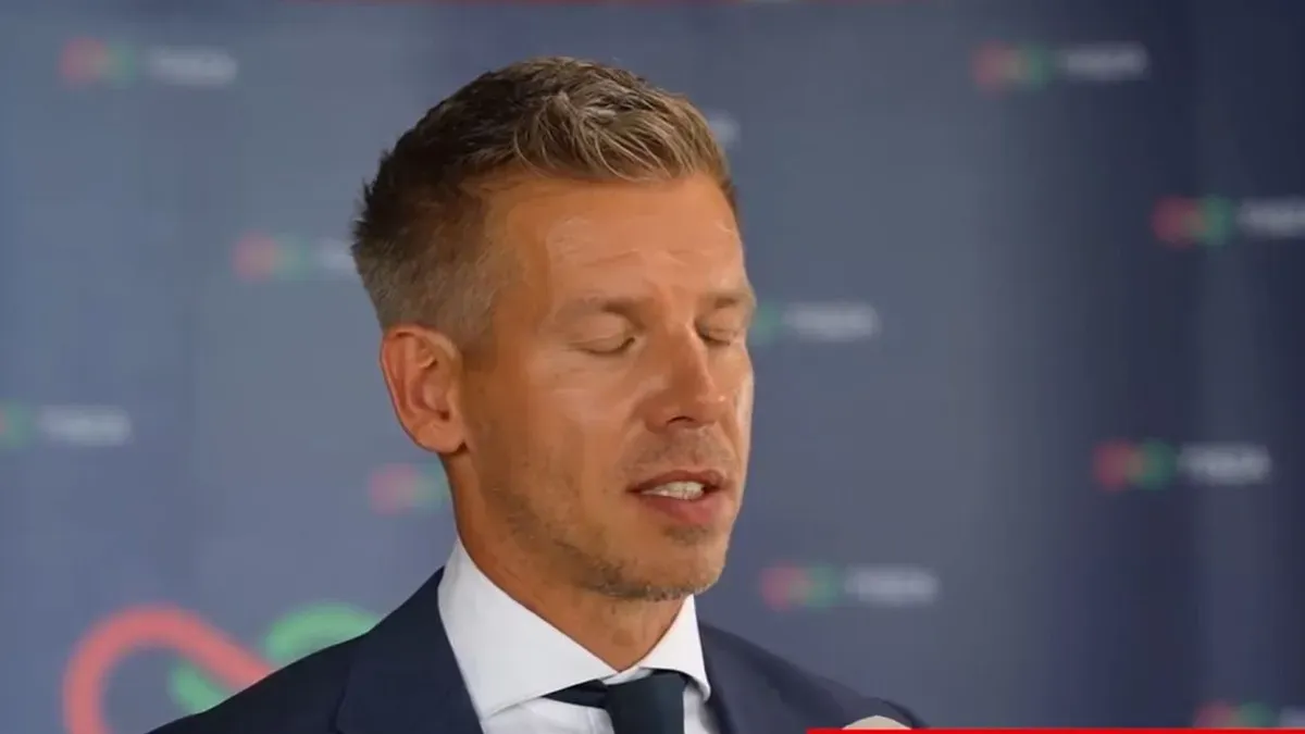 Magyar Péter csukott szemmel