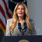 Melania Trump egy szónoki emelvényen