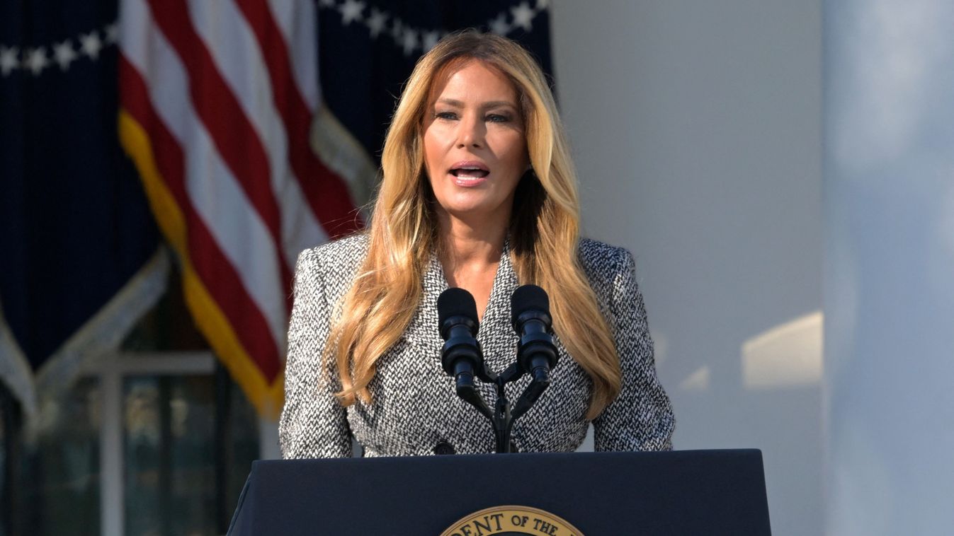 Melania Trump egy szónoki emelvényen