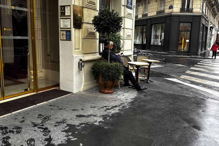 Orbán a hotel előtt