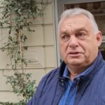 Már az unokájával nyaraló Orbán Viktort sem hagyták békén: Párizsban állította meg a Telex riportere Orbán Viktort Párizsban a Telex zaklatta
