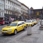 Három hétig tartott a szabad árképzés: Prága visszaállította a taxisok hatósági tarifakorlátját prágai taxi a történelmi belvárosban