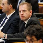 Nettó 40,2 millió forint két tanácsadónak: Ruff Bálintnál kötöttek ki a Helsinki Bizottsághoz és az ellenzéki sajtóhoz kötődő jogászok Ruff Bálint a Parlamentben