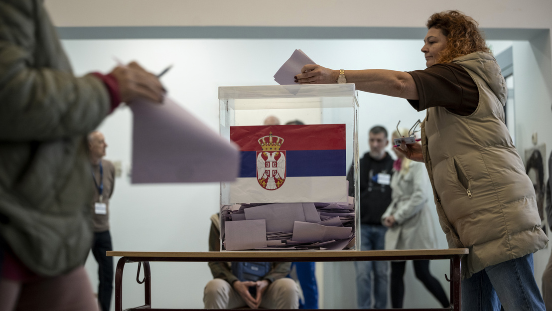 szerbiai választásokon a szavazóurnába voksot dobnak be