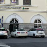 Kétszer annyi VTC-engedély, mint taxi: élesedik a személyszállítási vita Spanyolországban Taxik a vitoriai vasútállomás előtt