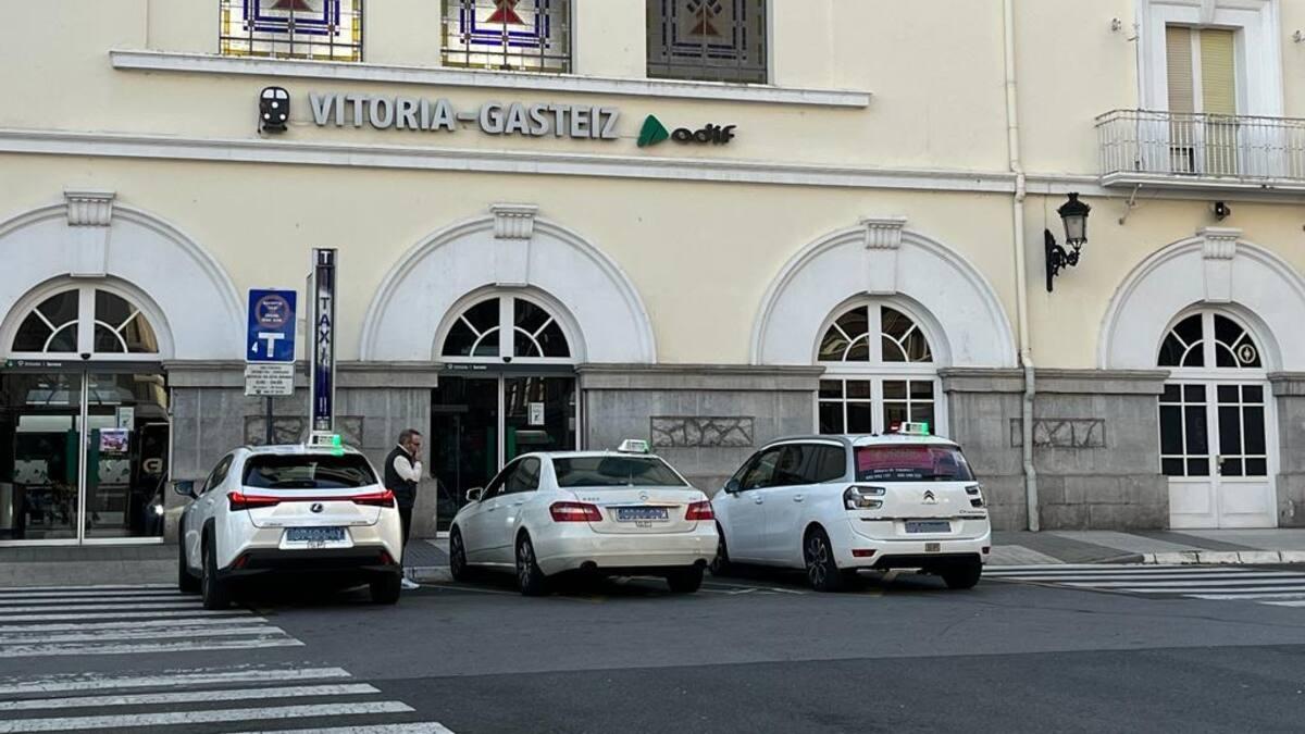 Taxik a vitoriai vasútállomás előtt