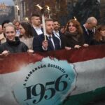 Magyar Péter a Rákóczi Szövetség fáklyás menetének élére állt: már az 1956-os diákmegemlékezést is kisajátítaná? Magyar fáklyával vonul