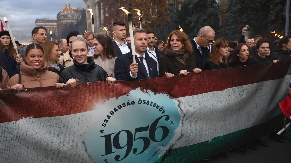 Magyar fáklyával vonul