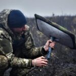 ukrán katona Starlink műholdvevőt állít