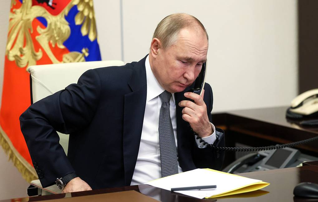 Vlagyimir Putyin telefonál
