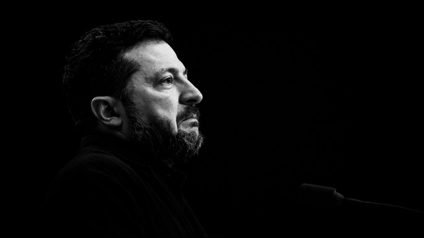 Volodimir Zelenszkij grimaszol a fekete-fehér portrén