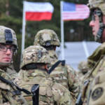 Lengyelország atomernyőt akar: egyszerre tárgyal az Egyesült Államokkal és Franciaországgal lengyel katonák lengyel és USA zászló előterében