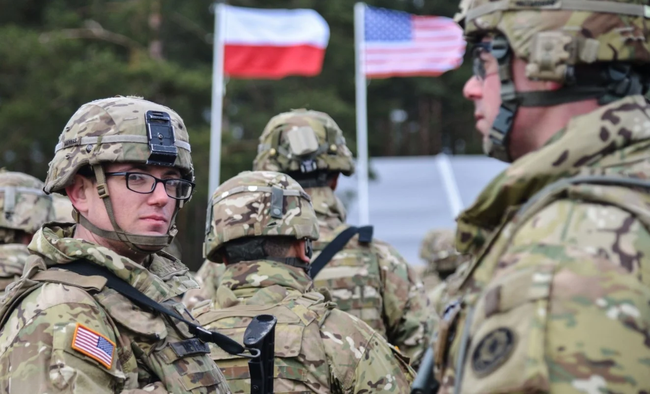 lengyel katonák lengyel és USA zászló előterében