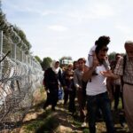 A Tisza a migrációs paktum elutasítását ígérte, Brüsszel már a végrehajtásról beszél: mit készít elő a Magyar-kormány? Migránsok a kerítésnél
