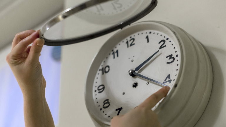 Jövő vasárnap újra át kell állítani az órákat: hét éve elakadt az EU-ban az eltörlés óraátállítás