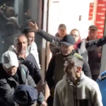 szerb tüntetők a tévébe törnek be