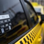 Tízszeres viteldíjat fizettetett az utasokkal: engedély nélkül taxizó nőt vettek őrizetbe Budapesten Fővárosi taxi tarifatáblával