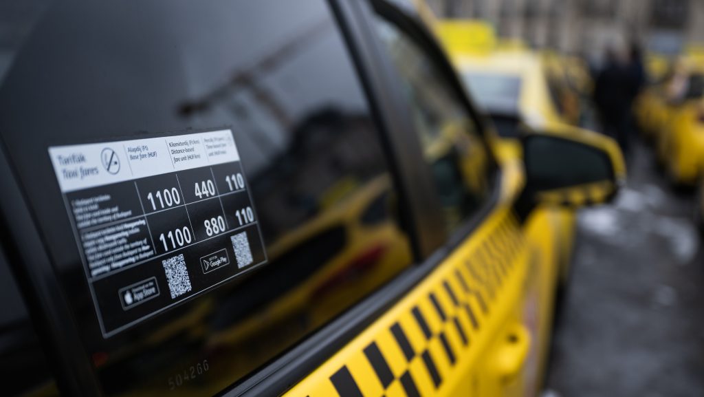 Fővárosi taxi tarifatáblával