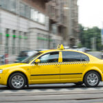 „Csak borravaló volt!” – Elképesztő magyarázattal védekezett a turistákat átverő taxisnagymama taxi független